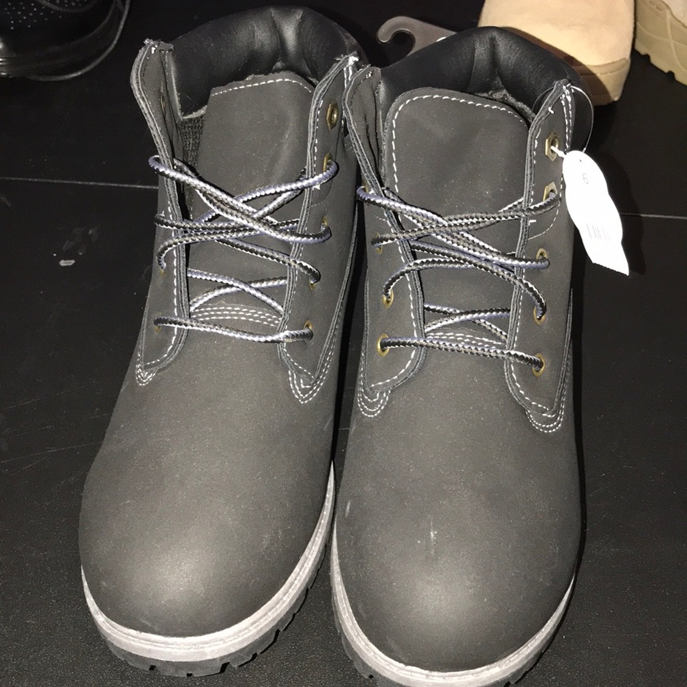 Black timberlands kid shoe